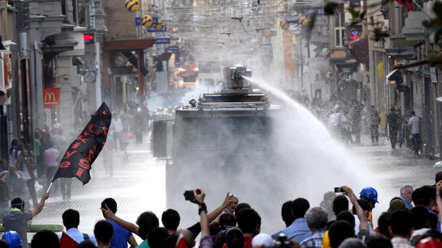 Vor fünf Monaten eskalierte die Gewalt in Instanbul: Die Polizei setzte Wasserwerfer gegen Demonstranten ein.