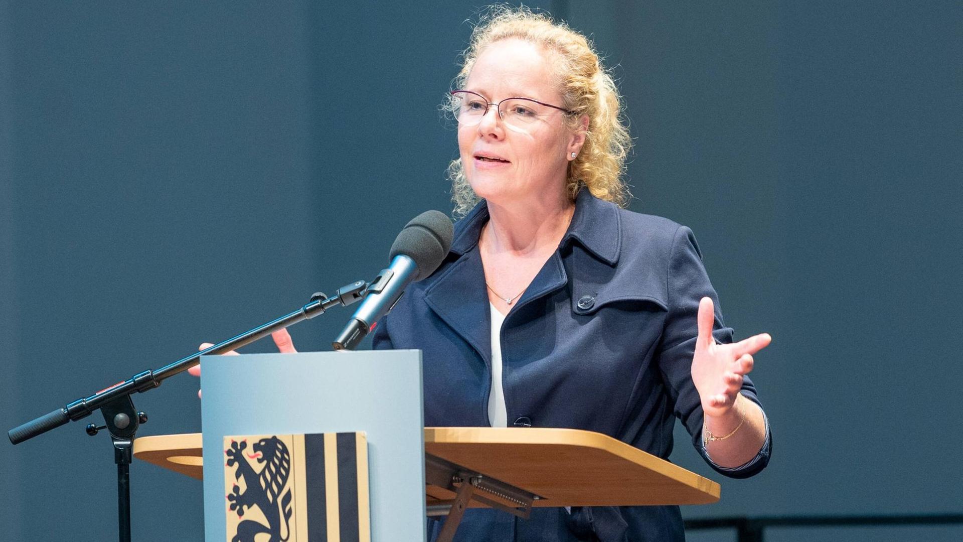 Frauke Roth von der Dresdner Philharmonie hält im Rahmen Verleihung des Kunstpreises und der Förderpreise der Landeshauptstdt Dresden die Laudatio im Festspielhaus Hellerau Frauke Roth von der Dresdner Philharmonie hält im Rahmen Verleihung des Kunstpreises und der Förderpreise der Landeshauptstdt Dresden die Laudatio im Festspielhaus Hellerau