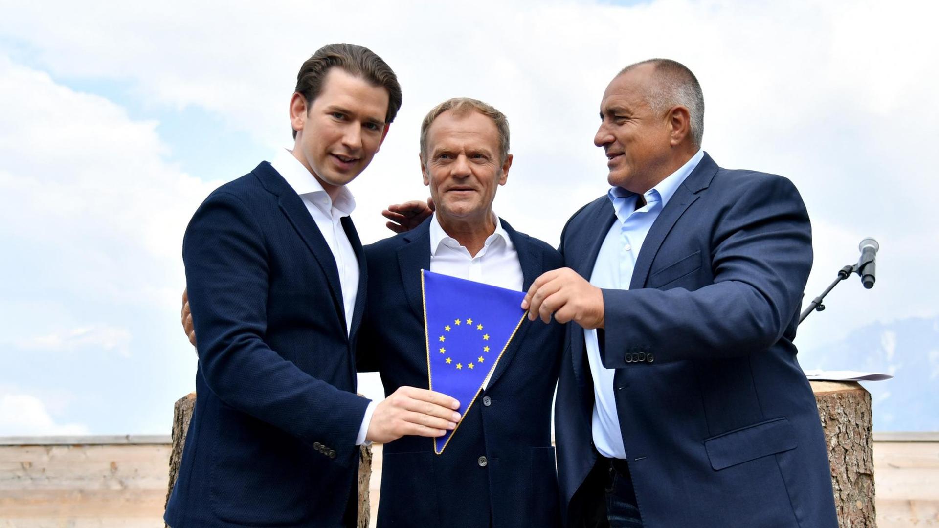 Kanzler Kurz, EU-Ratspräsident Tusk und der bulgarische Ministerpräsident Borissow stehen gemeinsam auf dem Berg und halten eine kleine EU-Fahne Kanzler Kurz, EU-Ratspräsident Tusk und der bulgarische Ministerpräsident Borissow stehen gemeinsam auf dem Berg und halten eine kleine EU-Fahne