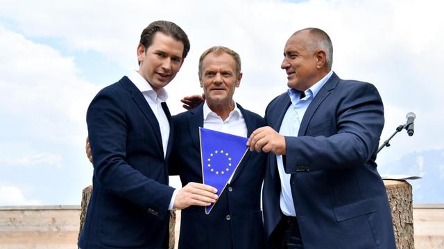 Kanzler Kurz, EU-Ratspräsident Tusk und der bulgarische Ministerpräsident Borissow stehen gemeinsam auf dem Berg und halten eine kleine EU-Fahne