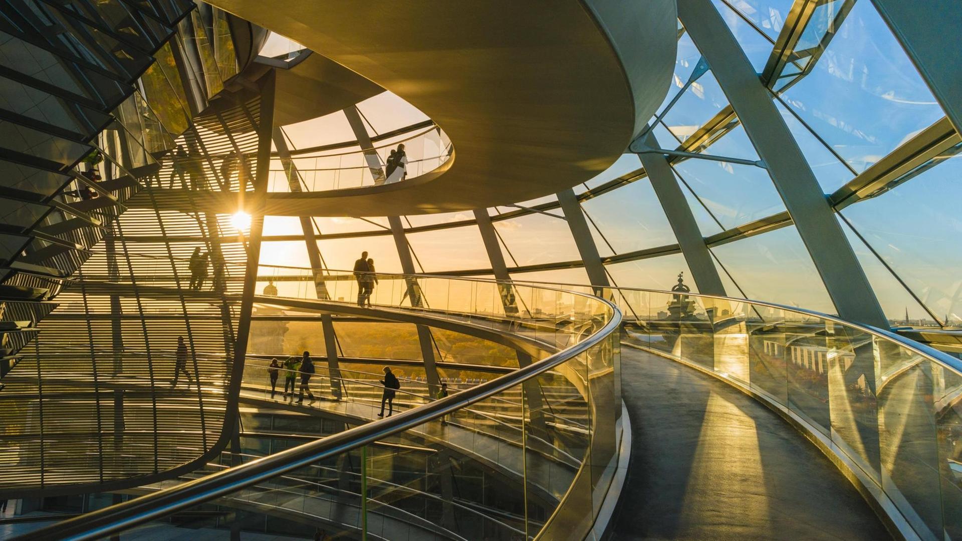Die Reichstagskuppel mit Besuchern im Abendlicht Die Reichstagskuppel mit Besuchern im Abendlicht