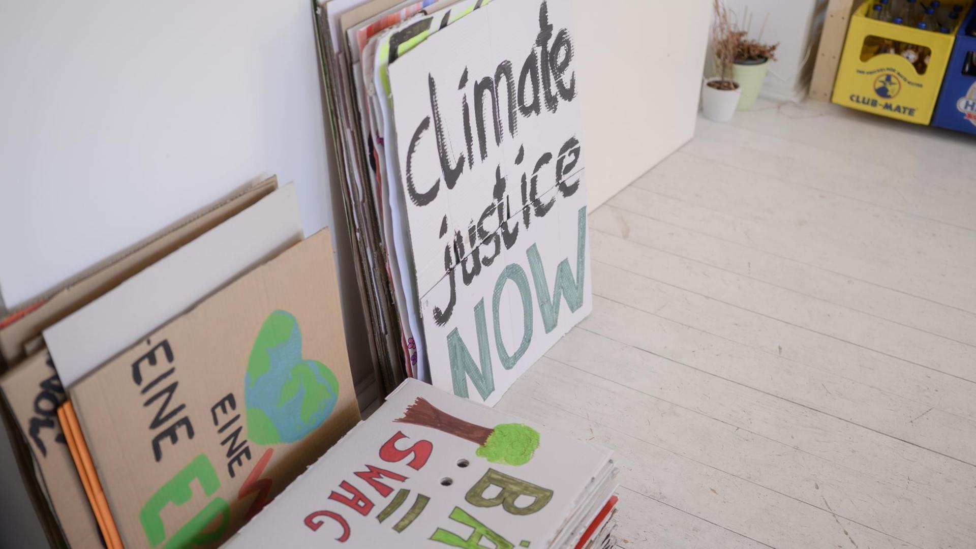 Plakate für eine eine kontaktlose Demonstration am 24. April 2020 in Berlin. Plakate für eine eine kontaktlose Demonstration am 24. April 2020 in Berlin.