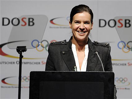Die "Olympia 2018"-Botschafterin, die frühere Eiskunstläuferin Katarina Witt, spricht bei einer Mitgliederversammlung des Deutschen Olympischen Sportbunds (DOSB) in München.