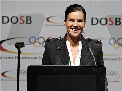 Die "Olympia 2018"-Botschafterin, die frühere Eiskunstläuferin Katarina Witt, spricht bei einer Mitgliederversammlung des Deutschen Olympischen Sportbunds (DOSB) in München. Die "Olympia 2018"-Botschafterin, die frühere Eiskunstläuferin Katarina Witt, spricht bei einer Mitgliederversammlung des Deutschen Olympischen Sportbunds (DOSB) in München.