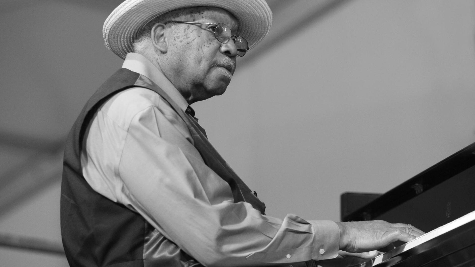 Der Jazzpianist Ellis Marsalis beim New Orleans Jazz Festival in New Orleans, Louisiana. Der Jazzpianist Ellis Marsalis beim New Orleans Jazz Festival in New Orleans, Louisiana.