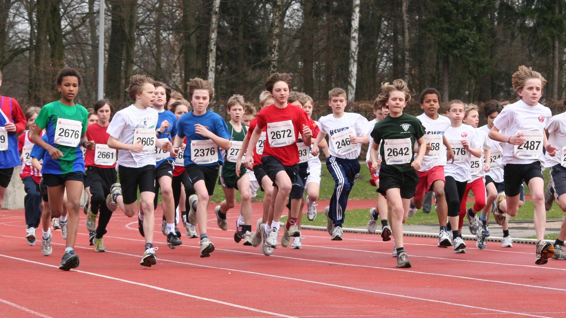 Kinder laufen bei einer Leichtathletikwettkampf Kinder laufen bei einer Leichtathletikwettkampf