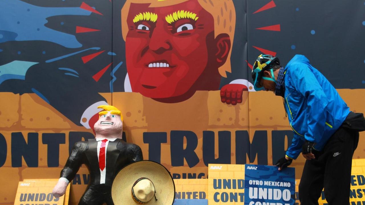 Menschen protestieren in Mexiko im September 2016 gegen Donald Trump. Menschen protestieren in Mexiko im September 2016 gegen Donald Trump.