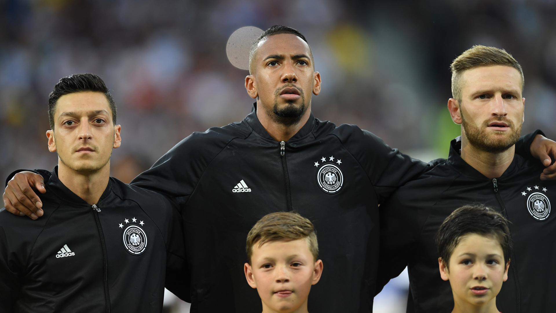 Die Nationalspieler Mesut Özil, Jerome Boateng und Shkodran Mustafi vor dem Spiel Deutschland-Ukraine, EM 2016 Die Nationalspieler Mesut Özil, Jerome Boateng und Shkodran Mustafi vor dem Spiel Deutschland-Ukraine, EM 2016