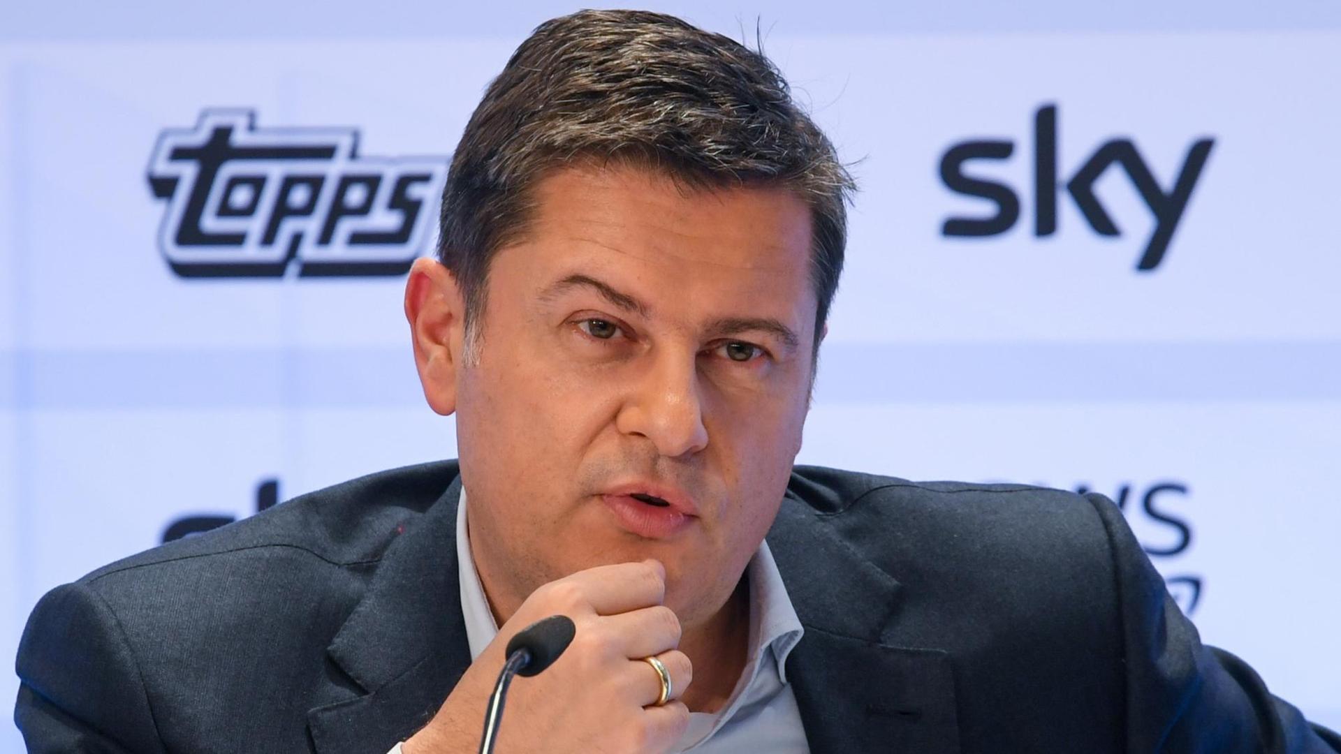 Christian Seifert spricht bei einer Pressekonferenz. Christian Seifert spricht bei einer Pressekonferenz.