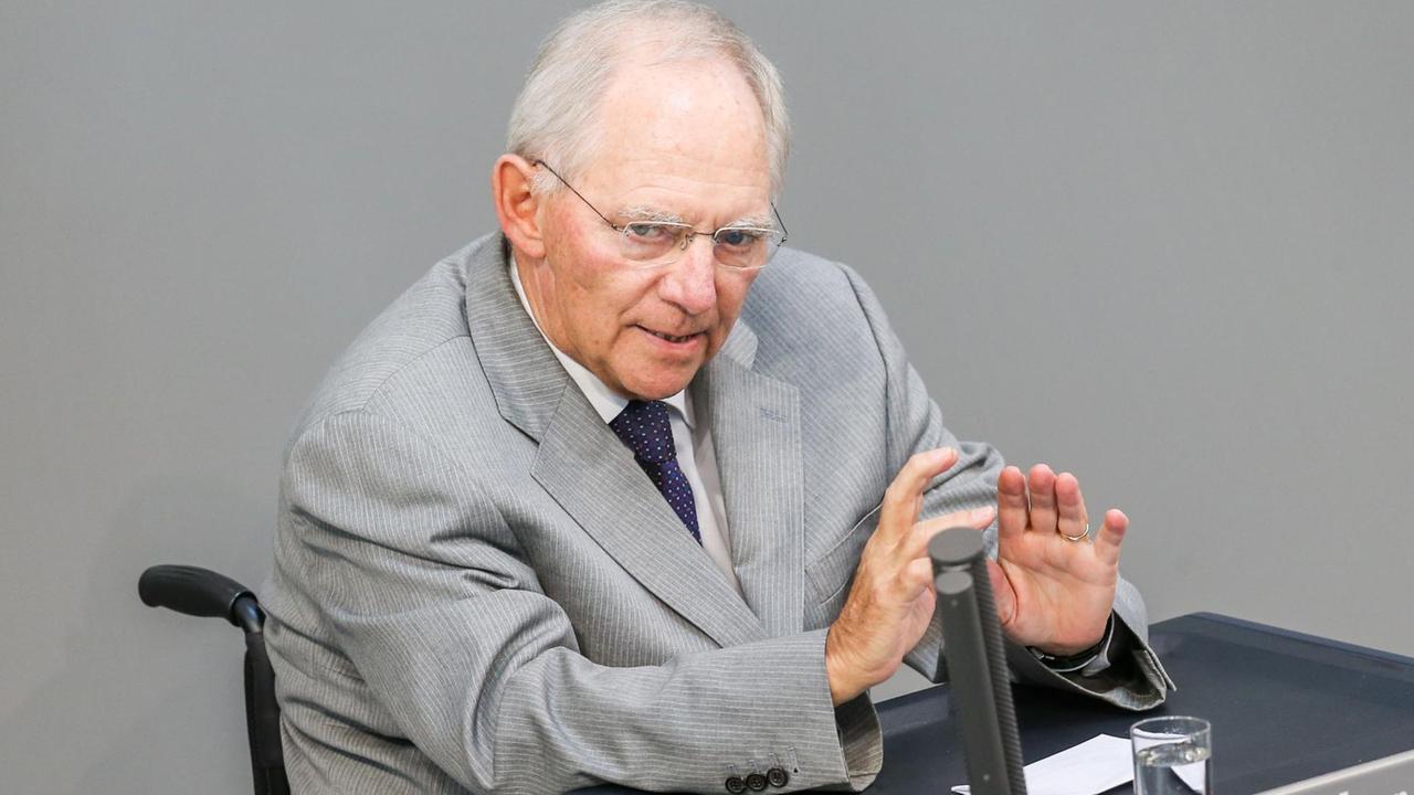 Schäuble spricht im Bundestag, in seinem Rollstuhl sitzend. Schäuble spricht im Bundestag, in seinem Rollstuhl sitzend.
