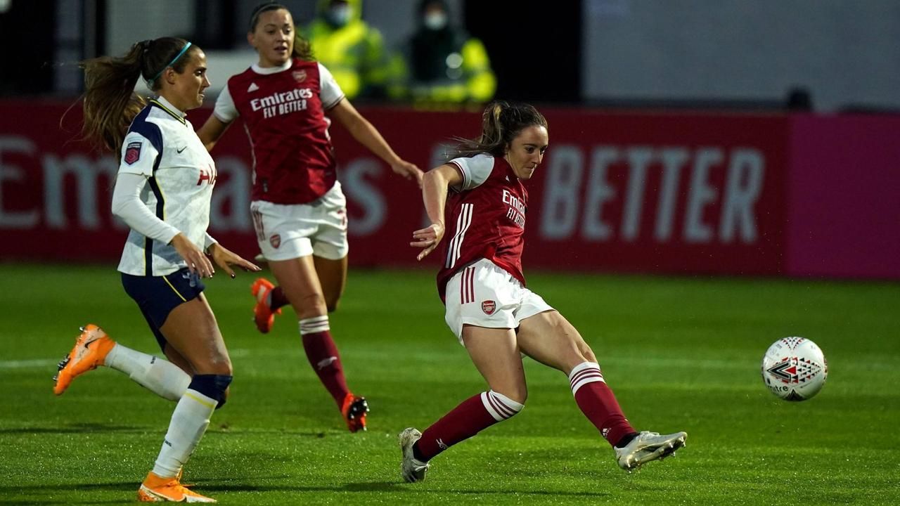 Spielszene: Arsenal-Spielerin flankt, Tottenham-Spielerin läuft nebenher. Spielszene: Arsenal-Spielerin flankt, Tottenham-Spielerin läuft nebenher.