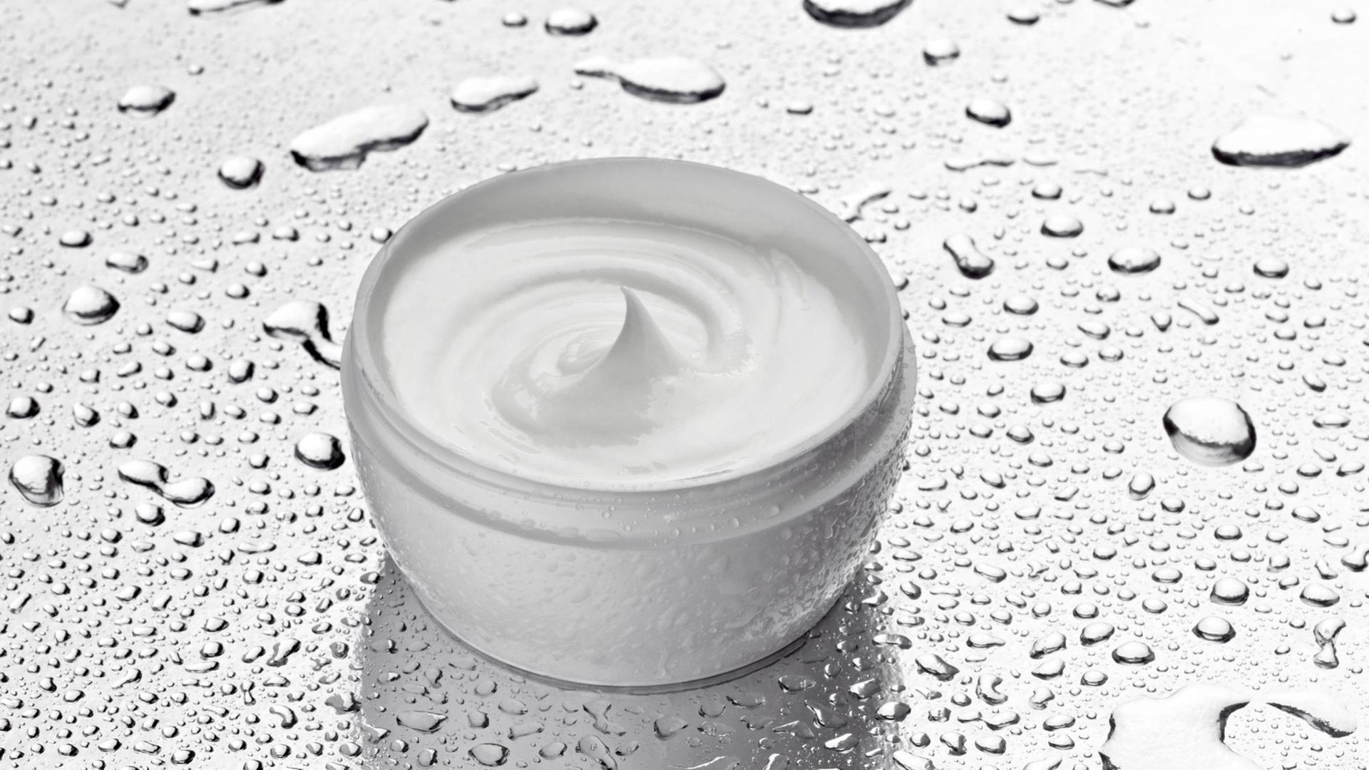 Für den täglichen Gebrauch:Tiegel für Creme. Für den täglichen Gebrauch:Tiegel für Creme.