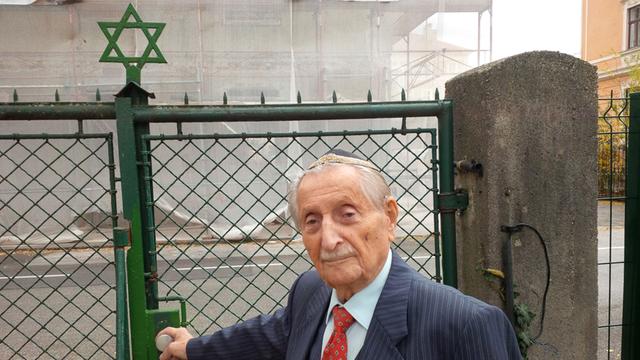 Marko Max Feingold, 102 Jahre alt, vor der Synagoge Salzburg