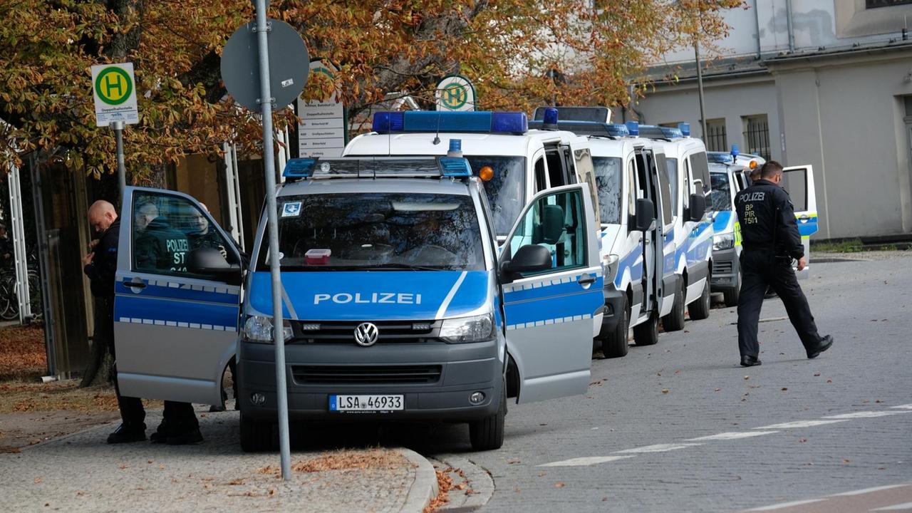 Polizisten stehen mit ihren Fahrzeugen am Bahnhof von Köthen Polizisten stehen mit ihren Fahrzeugen am Bahnhof von Köthen