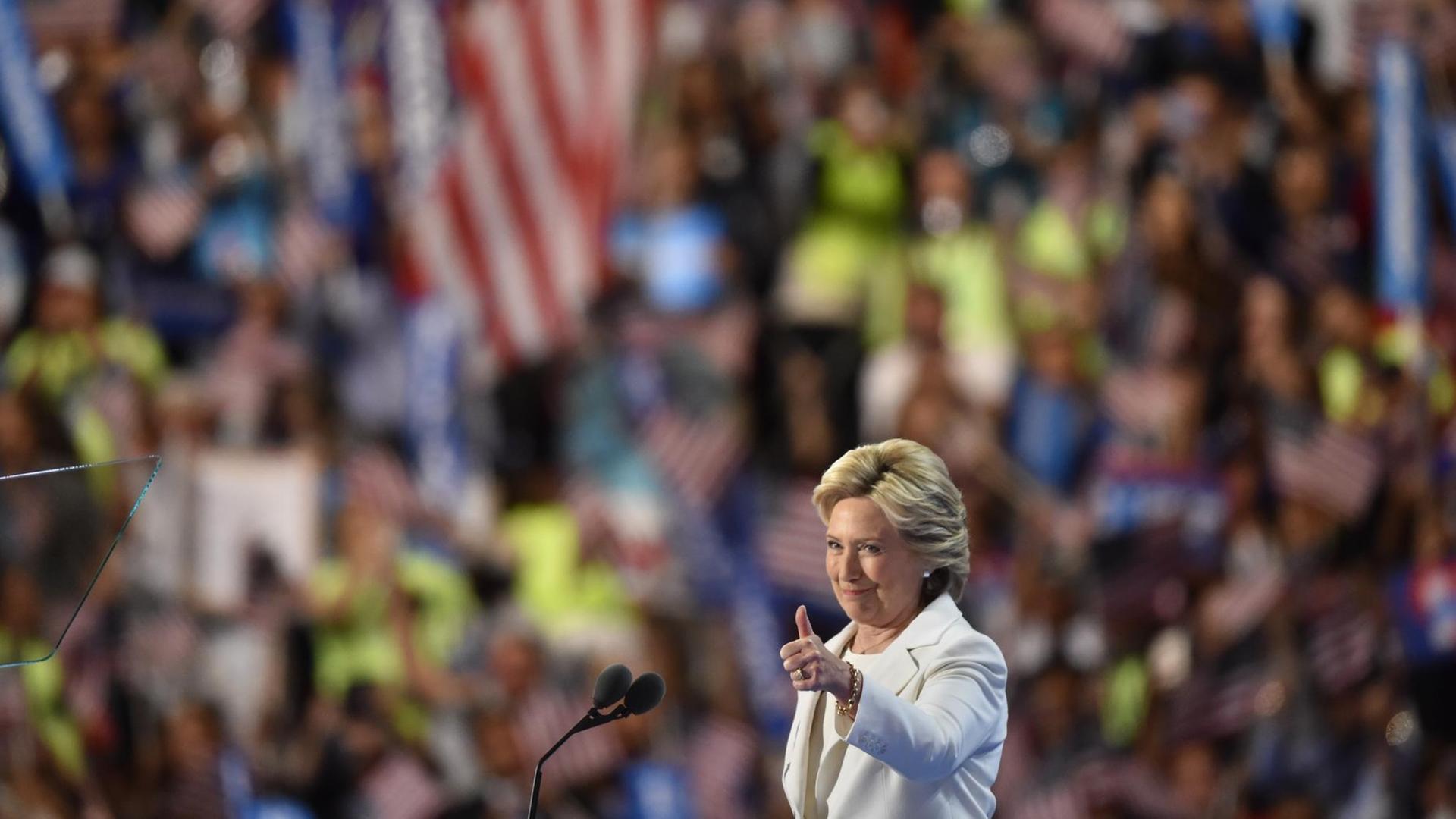 Hillary Clinton lässt sich auf dem Parteitag der US-Demokraten feiern, sie hält den Daumen hoch. Hillary Clinton lässt sich auf dem Parteitag der US-Demokraten feiern, sie hält den Daumen hoch.