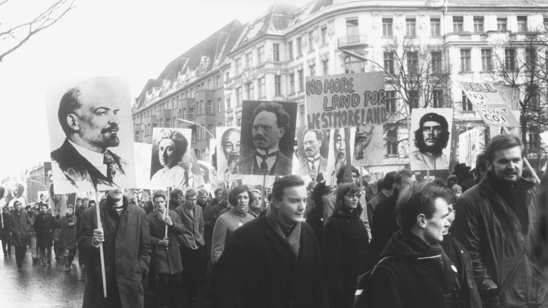 Sieben- bis achttausend Menschen nahmen am 18. Februar 1968 in Berlin an der Vietnam-Demonstration teil. Mit unzähligen großen Porträts u.a. von Che Guevara, Ho Tschi Minh, Lenin, Rosa Luxemburg und Karl Liebknecht zogen die Demonstranten vom Kurfürstendamm zur Deutschen Oper, wo eine Kundgebung gegen den Krieg der Amerikaner in Vietnam mit mehreren Rednern stattfand. Die Formation des Protestmarsches wurde von SDS-Chefideologe Rudi Dutschke organisiert. Sieben- bis achttausend Menschen nahmen am 18. Februar 1968 in Berlin an der Vietnam-Demonstration teil. Mit unzähligen großen Porträts u.a. von Che Guevara, Ho Tschi Minh, Lenin, Rosa Luxemburg und Karl Liebknecht zogen die Demonstranten vom Kurfürstendamm zur Deutschen Oper, wo eine Kundgebung gegen den Krieg der Amerikaner in Vietnam mit mehreren Rednern stattfand. Die Formation des Protestmarsches wurde von SDS-Chefideologe Rudi Dutschke organisiert.