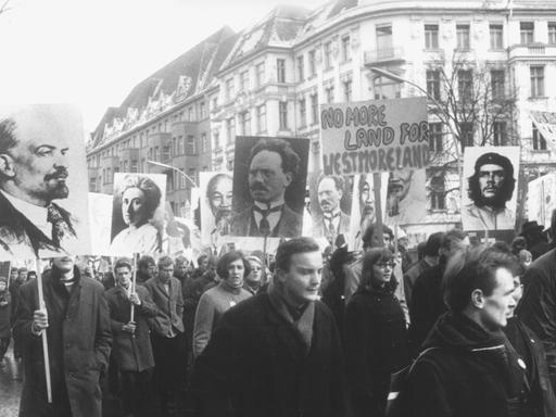 Sieben- bis achttausend Menschen nahmen am 18. Februar 1968 in Berlin an der Vietnam-Demonstration teil. Mit unzähligen großen Porträts u.a. von Che Guevara, Ho Tschi Minh, Lenin, Rosa Luxemburg und Karl Liebknecht zogen die Demonstranten vom Kurfürstendamm zur Deutschen Oper, wo eine Kundgebung gegen den Krieg der Amerikaner in Vietnam mit mehreren Rednern stattfand. Die Formation des Protestmarsches wurde von SDS-Chefideologe Rudi Dutschke organisiert.