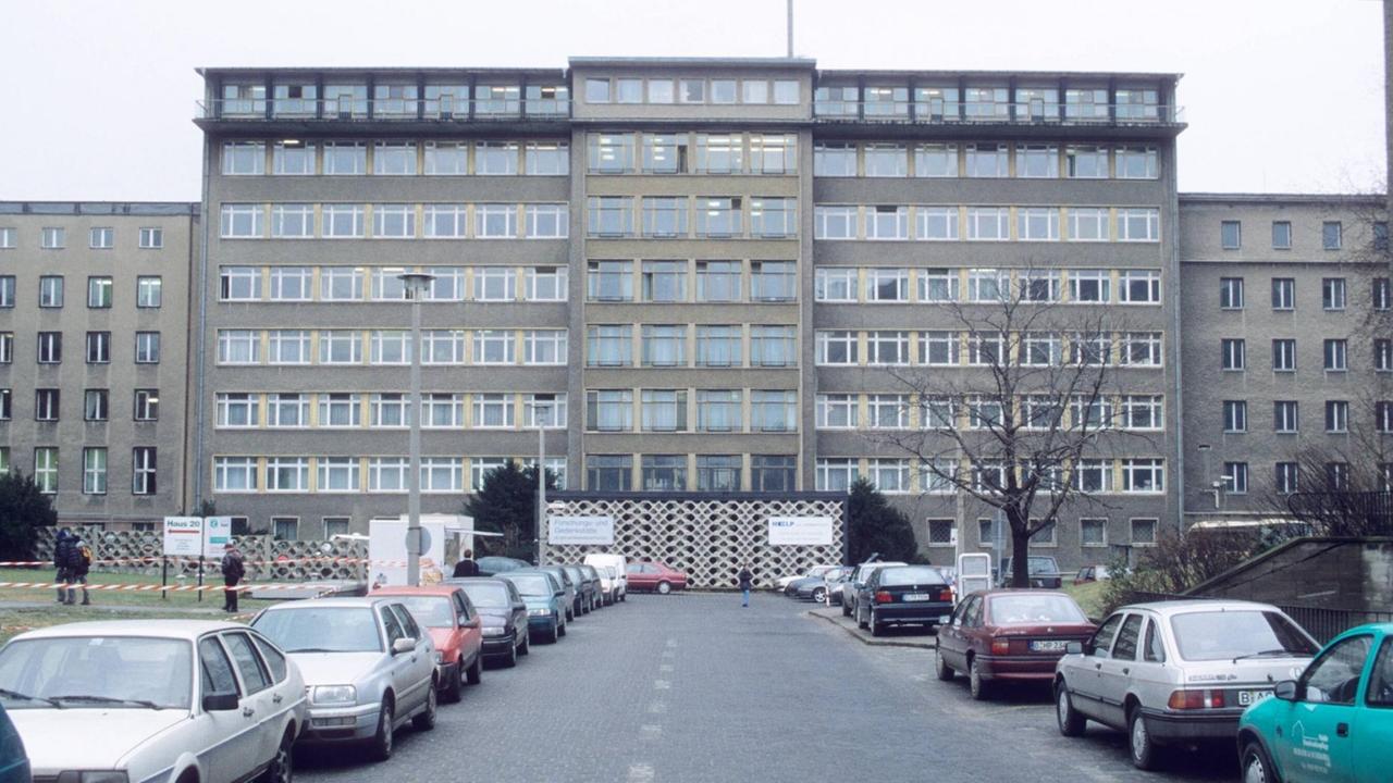 Ein in Zentralperspektive aufgenommener Gebäudekomplex. Ein in Zentralperspektive aufgenommener Gebäudekomplex.