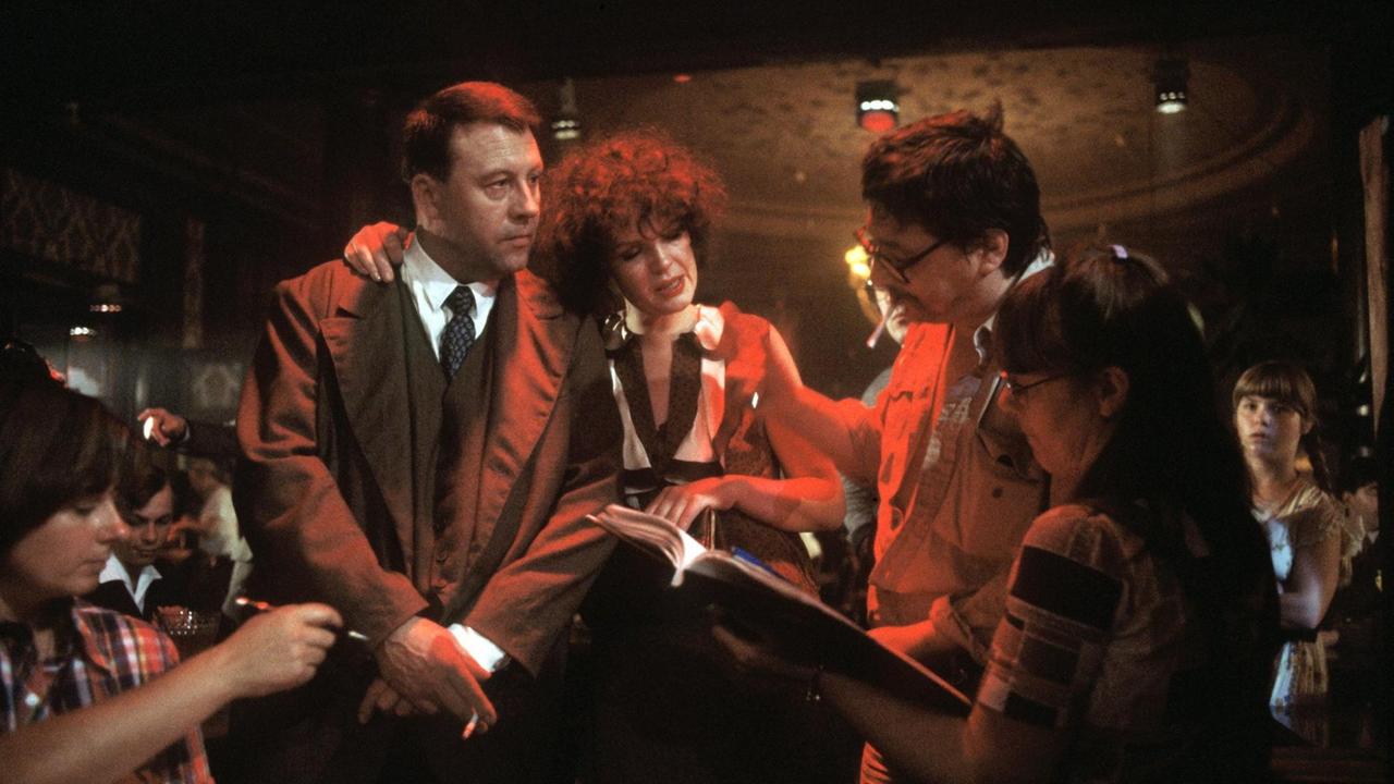 Günter Lamprecht (als Franz Biberkopf, l) und Elisabeth Trissenaar (M) bei einer Besprechung mit dem Regisseur Rainer Werner Fassbinder (2.v.r) während der Dreharbeiten am 3.7.1979 zu dem Fernsehfilm "Berlin Alexanderplatz" nach dem gleichnamigenRoman von Alfred Döblin. Günter Lamprecht (als Franz Biberkopf, l) und Elisabeth Trissenaar (M) bei einer Besprechung mit dem Regisseur Rainer Werner Fassbinder (2.v.r) während der Dreharbeiten am 3.7.1979 zu dem Fernsehfilm "Berlin Alexanderplatz" nach dem gleichnamigenRoman von Alfred Döblin.