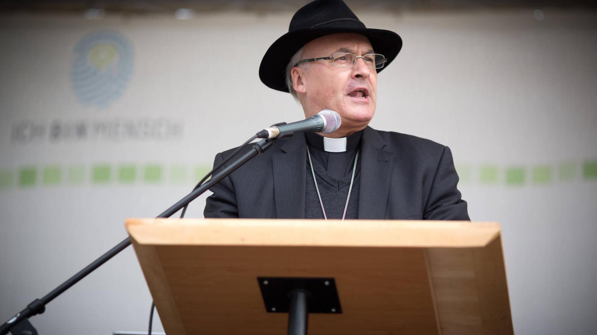 Der Regensburger Bischof Rudolf Voderholzer auf der Auftaktkundgebung des "Marsch für das Leben" im September 2016. Der Regensburger Bischof Rudolf Voderholzer auf der Auftaktkundgebung des "Marsch für das Leben" im September 2016.