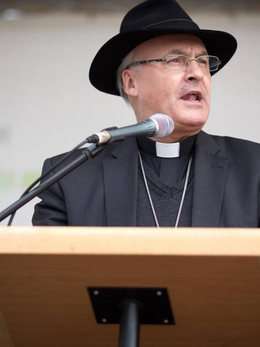 Der Regensburger Bischof Rudolf Voderholzer auf der Auftaktkundgebung des "Marsch für das Leben" im September 2016.