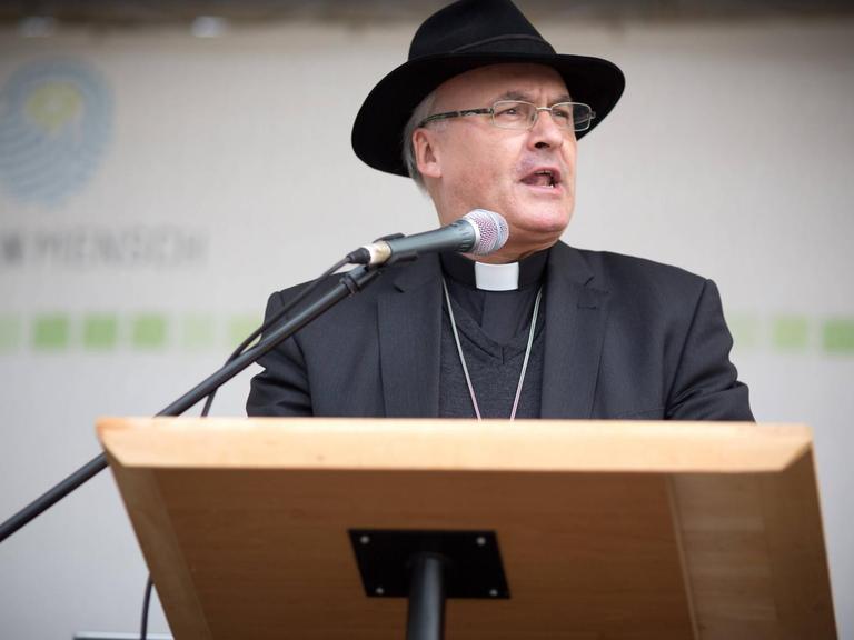 Der Regensburger Bischof Rudolf Voderholzer auf der Auftaktkundgebung des "Marsch für das Leben" im September 2016.
