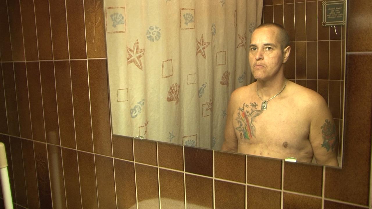 Der nackte Oberkörper von Nathan V. spiegel sich im Badezimmerspiegel. Der nackte Oberkörper von Nathan V. spiegel sich im Badezimmerspiegel.