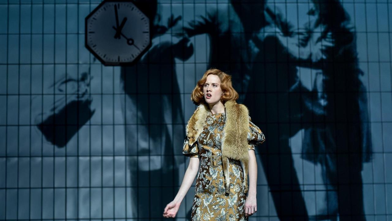 Szene aus Wartesaal mit der Schauspielerin Julia Riedler. Szene aus Wartesaal mit der Schauspielerin Julia Riedler.
