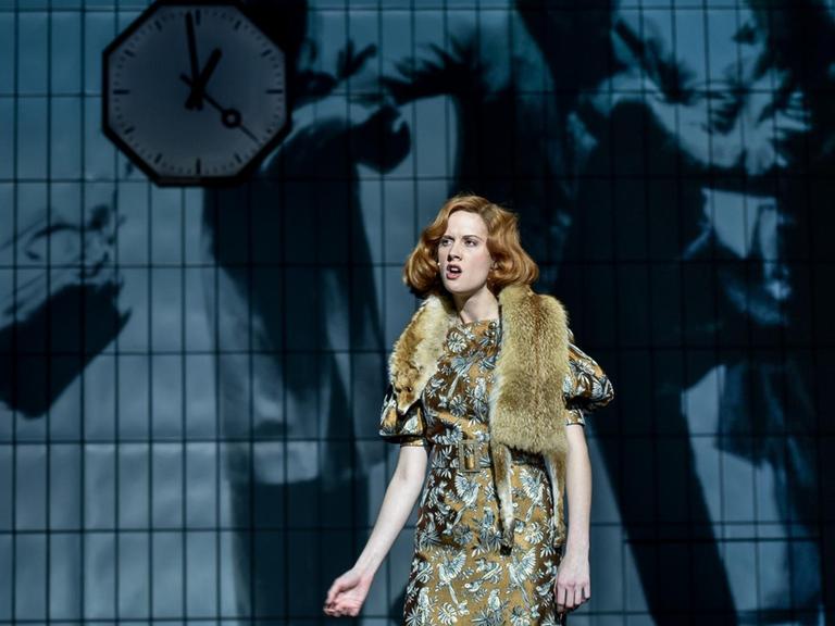 Szene aus Wartesaal mit der Schauspielerin Julia Riedler.