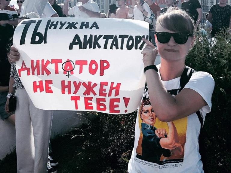 Ein Frau hält bei Demonstrationen ein Schild hoch, auf dem steht: "Der Diktator braucht dich, du brauchst keinen Diktator."