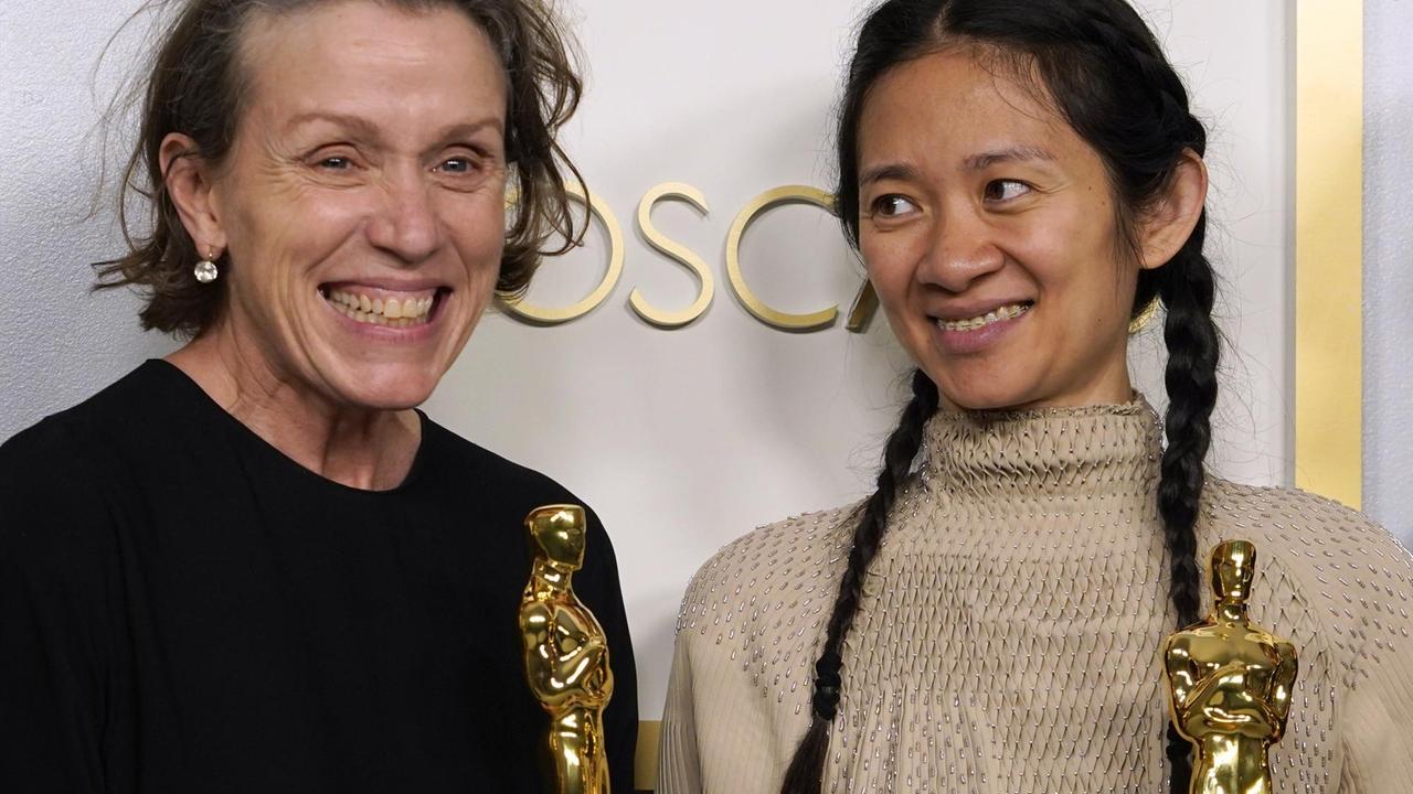 Frances McDormand und Chloe Zhao zeigen ihre Oscar-Statuen