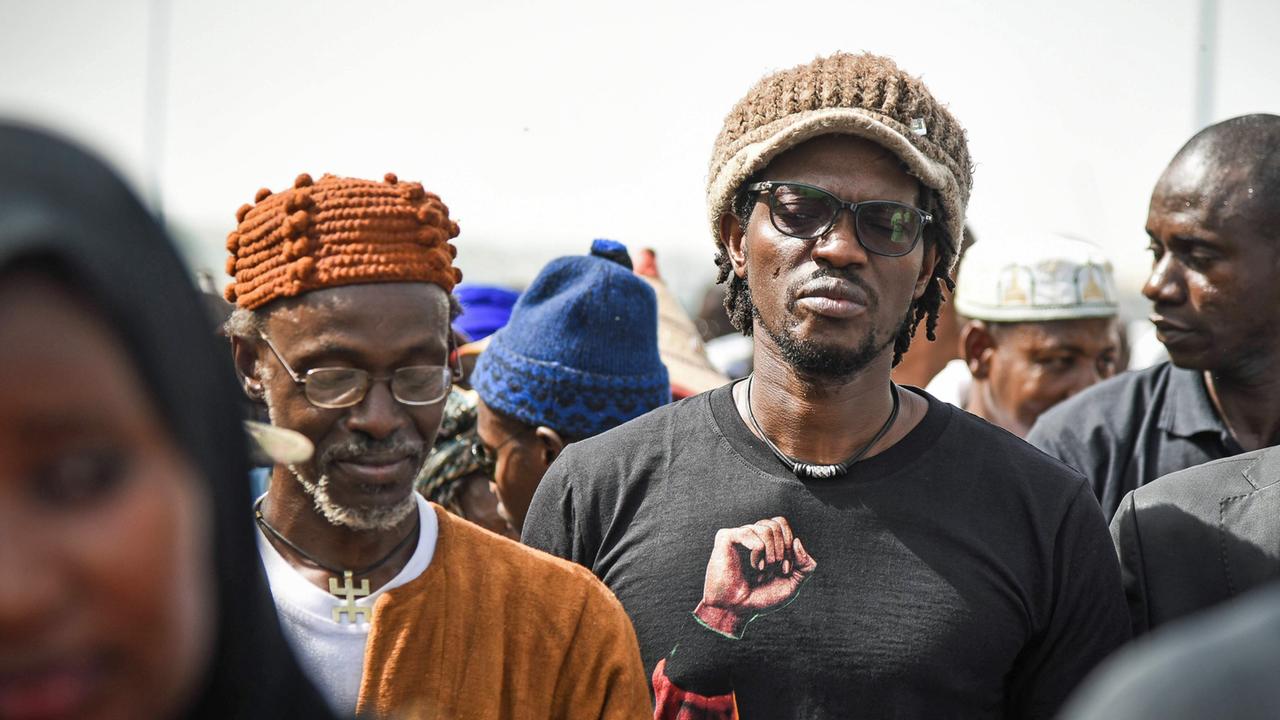 Der Moderator und Aktivist Ras Bath (2.v.r.) nimmt am 30.6.2018 an einem Schweigemarsch in Bamako, der Hauptstadt Malis, teil. Der Moderator und Aktivist Ras Bath (2.v.r.) nimmt am 30.6.2018 an einem Schweigemarsch in Bamako, der Hauptstadt Malis, teil.