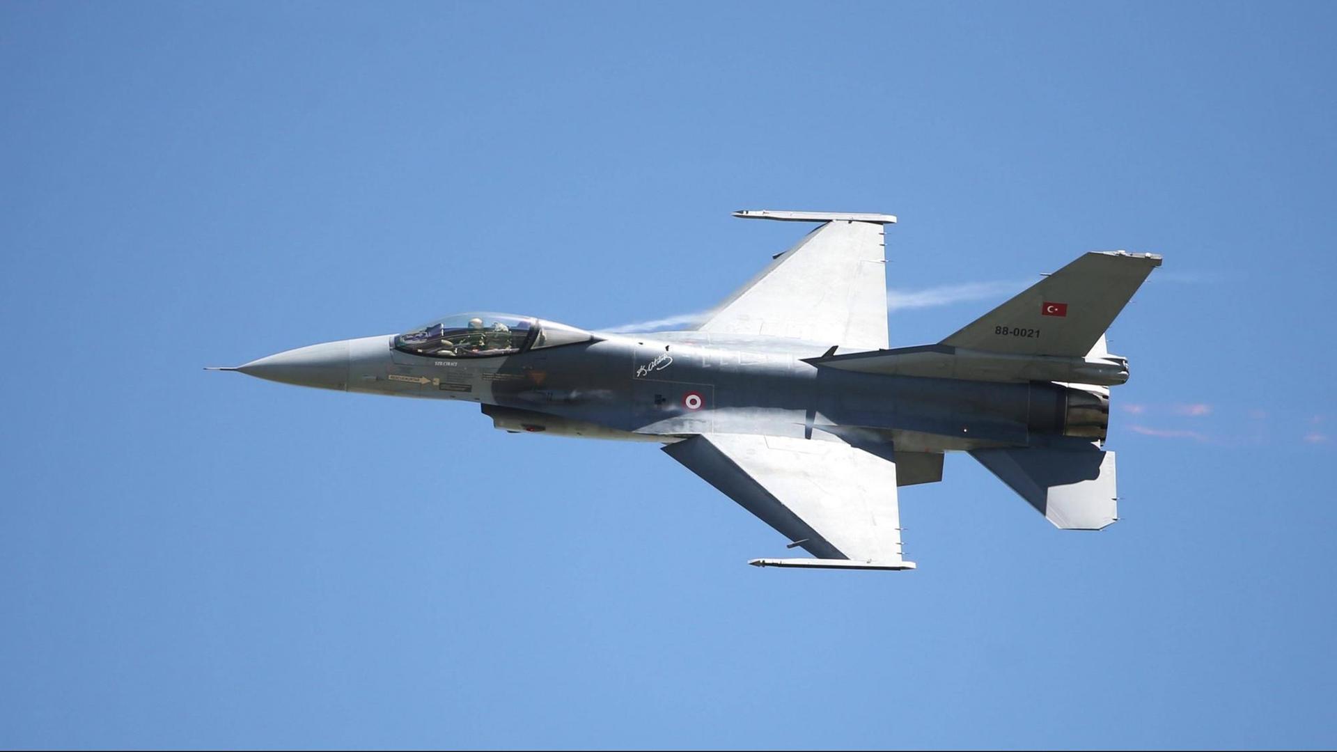 Ein Kampfflugzeug der türkischen Luftwaffe vom Typ F-16 während eines Manövers Ein Kampfflugzeug der türkischen Luftwaffe vom Typ F-16 während eines Manövers