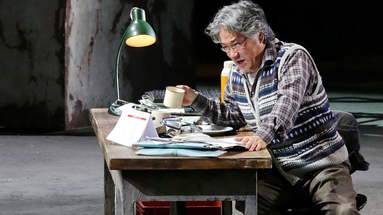 Szenenfoto mit Kwangchul Youn als Rocco der "Fideleo"-Inszenierung an der Mailänder Scala (8.12.2014) Szenenfoto mit Kwangchul Youn als Rocco der "Fideleo"-Inszenierung an der Mailänder Scala (8.12.2014)