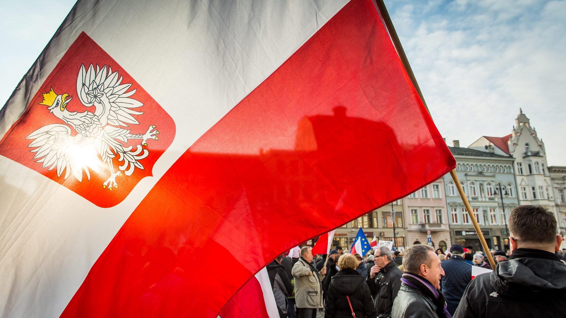 Menschen in Bydgoszcz demonstrieren mit polnischer Flagge gegen die PiS-Regierung. Menschen in Bydgoszcz demonstrieren mit polnischer Flagge gegen die PiS-Regierung.