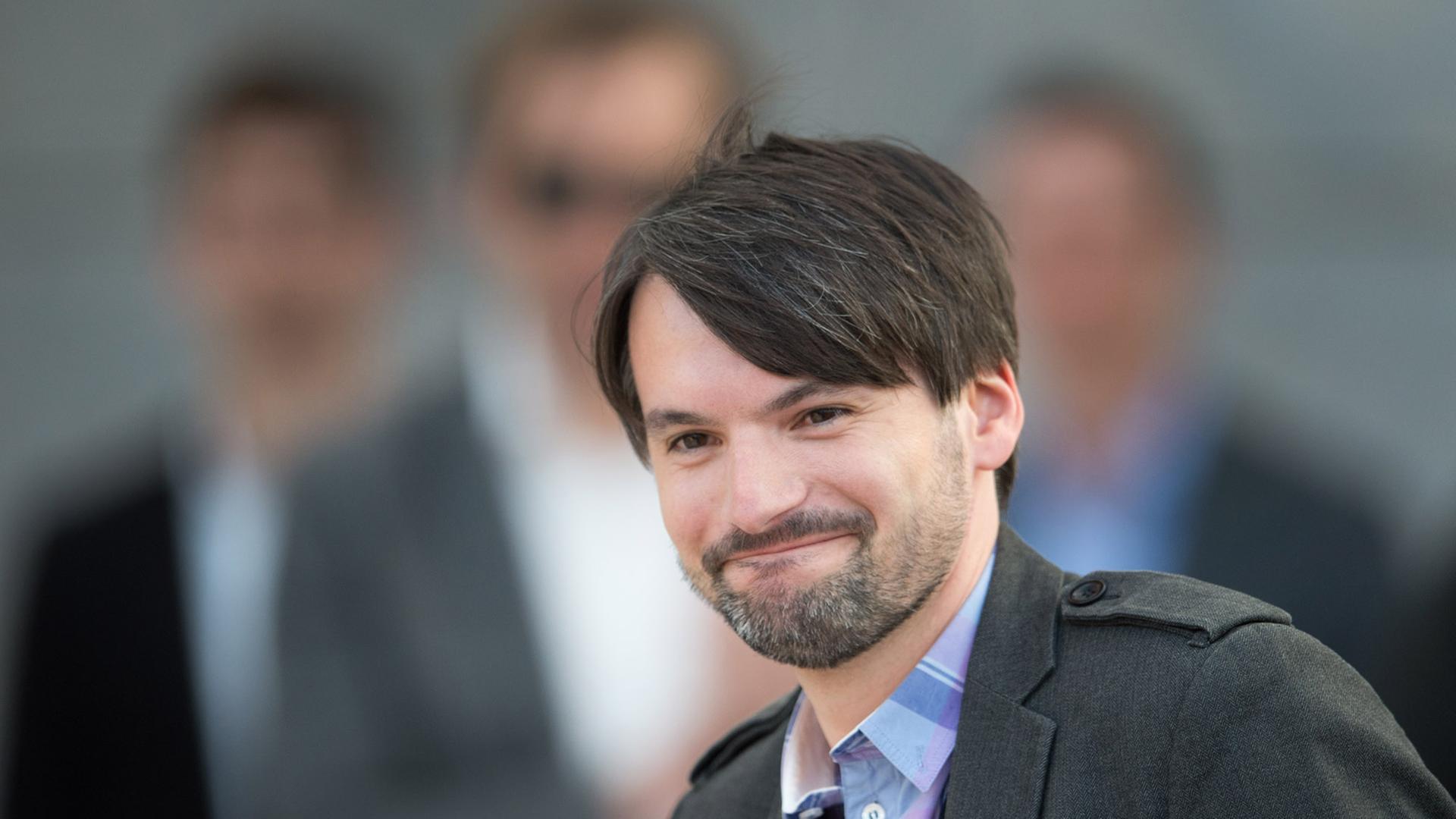 Der deutsch-bosnische Autor Sasa Stanisic freut sich während der Verleihung des Preis der Leipziger Buchmesse auf der Messe in Leipzig. Er erhielt den Preis für Belletristik. Der Preis der Leipziger Buchmesse wird seit 2005 für herausragende deutschsprachige Neuerscheinungen verliehen und ist in drei verschiedenen Kategorien mit je 15.000 Euro dotiert. Der deutsch-bosnische Autor Sasa Stanisic freut sich während der Verleihung des Preis der Leipziger Buchmesse auf der Messe in Leipzig. Er erhielt den Preis für Belletristik. Der Preis der Leipziger Buchmesse wird seit 2005 für herausragende deutschsprachige Neuerscheinungen verliehen und ist in drei verschiedenen Kategorien mit je 15.000 Euro dotiert.