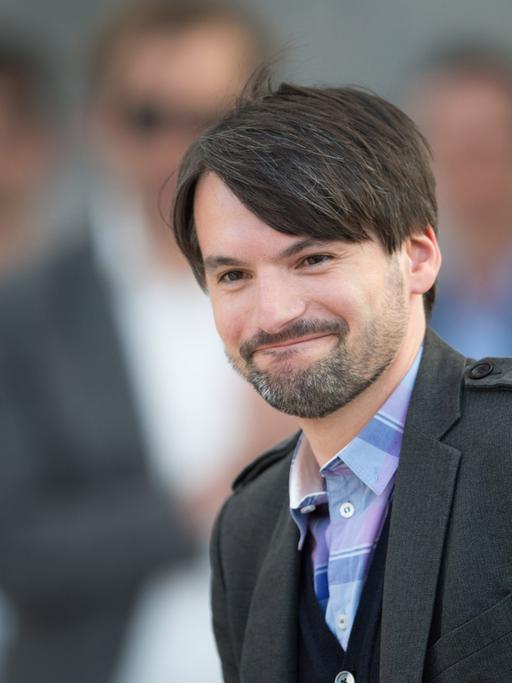 Der deutsch-bosnische Autor Sasa Stanisic freut sich während der Verleihung des Preis der Leipziger Buchmesse auf der Messe in Leipzig. Er erhielt den Preis für Belletristik. Der Preis der Leipziger Buchmesse wird seit 2005 für herausragende deutschsprachige Neuerscheinungen verliehen und ist in drei verschiedenen Kategorien mit je 15.000 Euro dotiert.