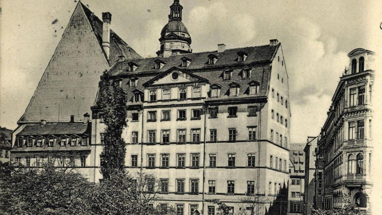 Historische Fotographie des großen Schulgebäudes, das 1902 abgebrochen wurde.