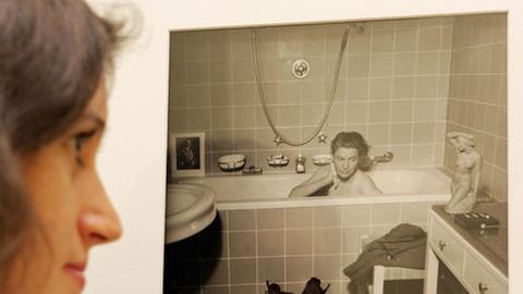 Lee Miller in Hitlers Badewanne in München – Selbstporträt der Künstlerin, das 2006 in einer Ausstellung im Kunstmuseum Wolfsburg zu sehen war