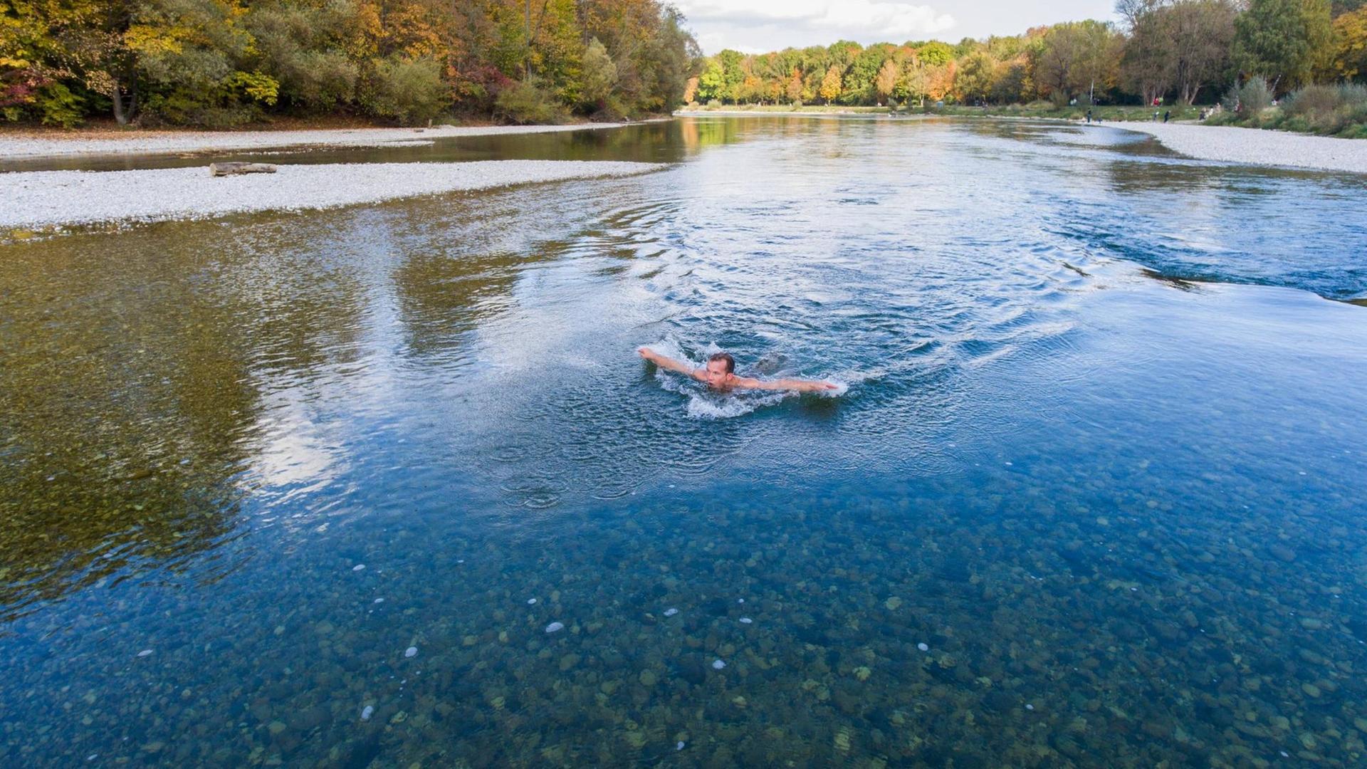 Mann schwimmt in der kalten Isar in München. Mann schwimmt in der kalten Isar in München.