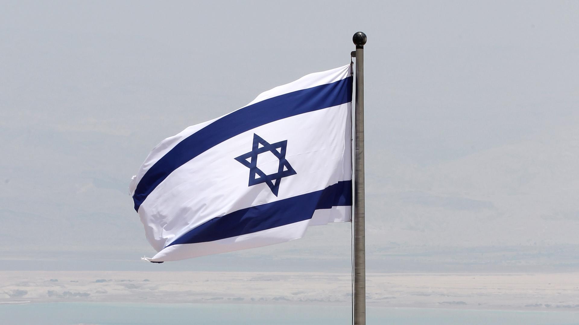 Eine israelische Flagge weht im Wind Eine israelische Flagge weht im Wind