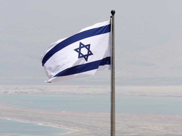 Eine israelische Flagge weht im Wind