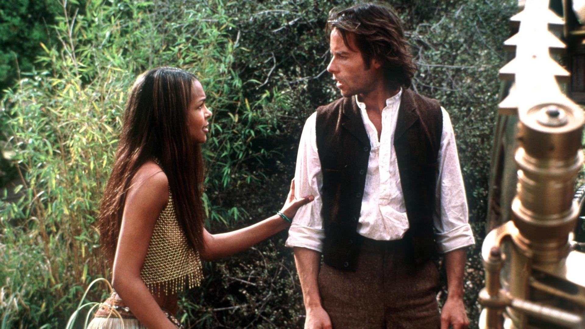 Die schöne Mara (Samantha Mumba, l.) fleht den Wissenschaftler und Erfinder Alexander Hartegen (Guy Pearce) im Kinofilm "The Time Machine" an, aus der Zukunft in seine Zeit zurückzukehren. Er ist im Jahr 800000 gelandet, wo sich die Menschen wieder als Jäger und Gejagte bekämpfen. Die schöne Mara (Samantha Mumba, l.) fleht den Wissenschaftler und Erfinder Alexander Hartegen (Guy Pearce) im Kinofilm "The Time Machine" an, aus der Zukunft in seine Zeit zurückzukehren. Er ist im Jahr 800000 gelandet, wo sich die Menschen wieder als Jäger und Gejagte bekämpfen.