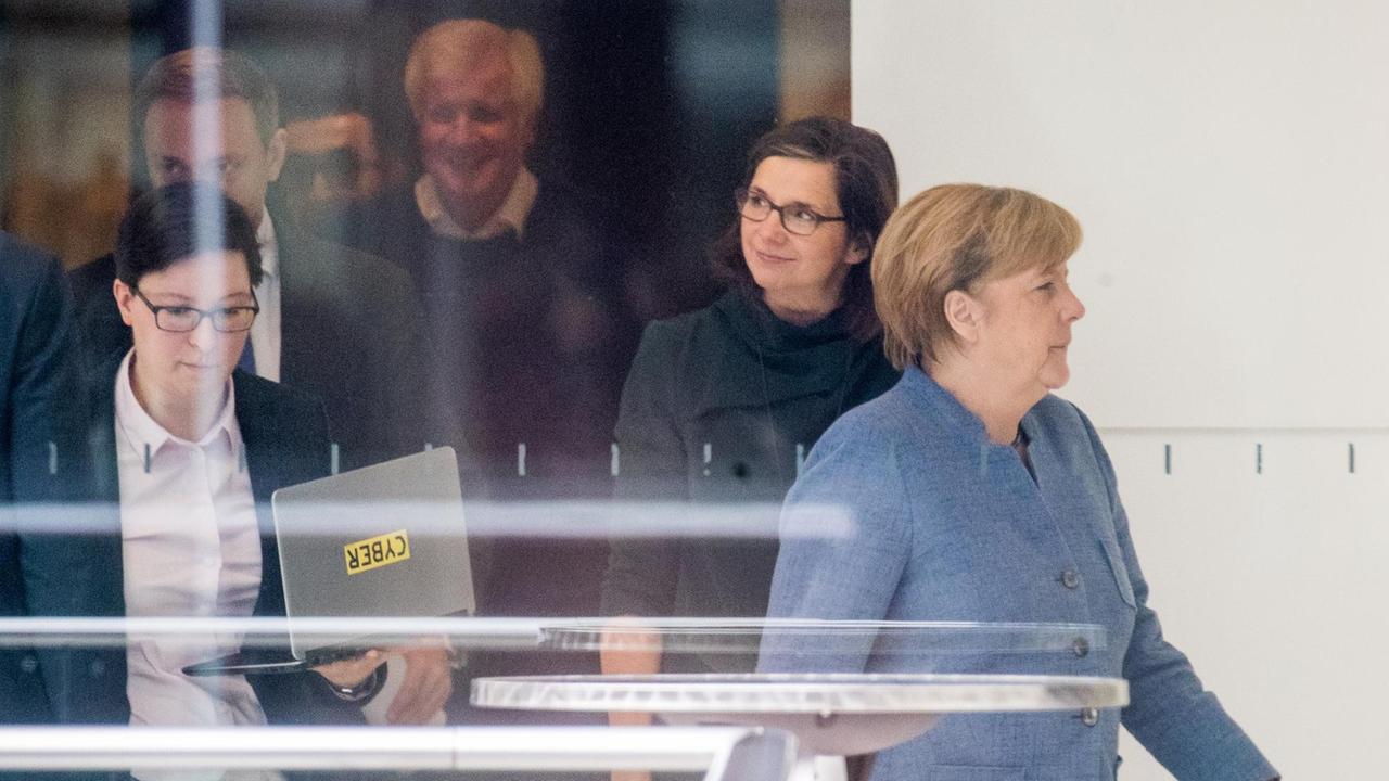 Bundeskanzlerin Angela Merkel (CDU) geht vor Katrin Göring-Eckardt, Fraktionsvorsitzende von Bündnis 90/Die Grünen, einer Mitarbeiterin (Parteizugehörigkeit unbekannt), Christian Lindner, FDP-Bundesvorsitzender, Cem Özdemir, Bundesvorsitzender von Bündnis 90/Die Grünen (verdeckt) und Horst Seehofer, CSU-Parteivorsitzender am 07.11.2017 im Bundestag in Berlin zu einer weiteren Verhandlungsrunde der Sondierungsgespräche zur Bildung einer Regierung aus CDU, CSU, FDP und Bündnis 90/Die Grünen.
Bundeskanzlerin Angela Merkel (CDU) geht vor Katrin Göring-Eckardt, Fraktionsvorsitzende von Bündnis 90/Die Grünen, einer Mitarbeiterin (Parteizugehörigkeit unbekannt), Christian Lindner, FDP-Bundesvorsitzender, Cem Özdemir, Bundesvorsitzender von Bündnis 90/Die Grünen (verdeckt) und Horst Seehofer, CSU-Parteivorsitzender am 07.11.2017 im Bundestag in Berlin zu einer weiteren Verhandlungsrunde der Sondierungsgespräche zur Bildung einer Regierung aus CDU, CSU, FDP und Bündnis 90/Die Grünen.