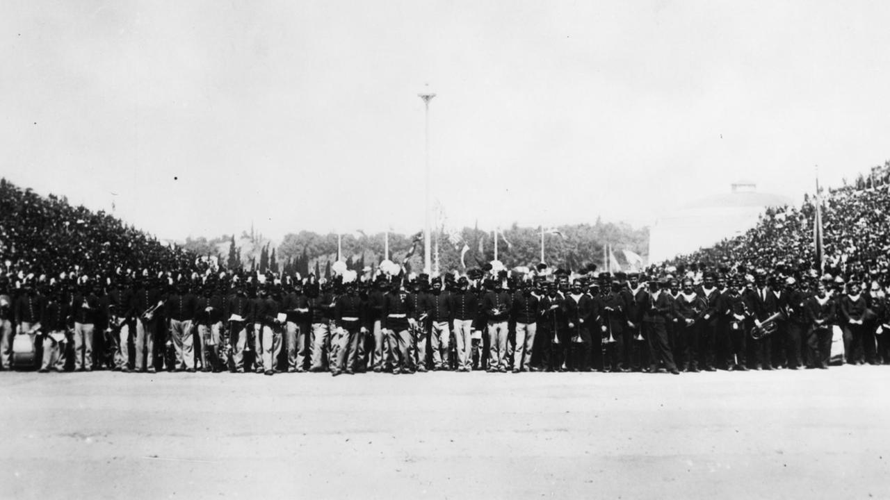 Militär-Kapellen sind in der Mitte der Arena versammelt Militär-Kapellen sind in der Mitte der Arena versammelt