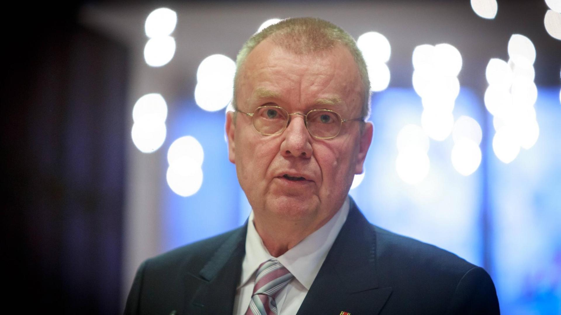 Ruprecht Polenz, CDU (ehemaliger Vorsitzender des Auswärtigen Ausschusses des Deutschen Bundestages und von April bis November 2000 Generalsekretär der CDU, heute Präsident der Deutschen Gesellschaft für Osteuropakunde) im Januar 2014 beim Neujahrsempfang der Stadt Münster. Ruprecht Polenz, CDU (ehemaliger Vorsitzender des Auswärtigen Ausschusses des Deutschen Bundestages und von April bis November 2000 Generalsekretär der CDU, heute Präsident der Deutschen Gesellschaft für Osteuropakunde) im Januar 2014 beim Neujahrsempfang der Stadt Münster.