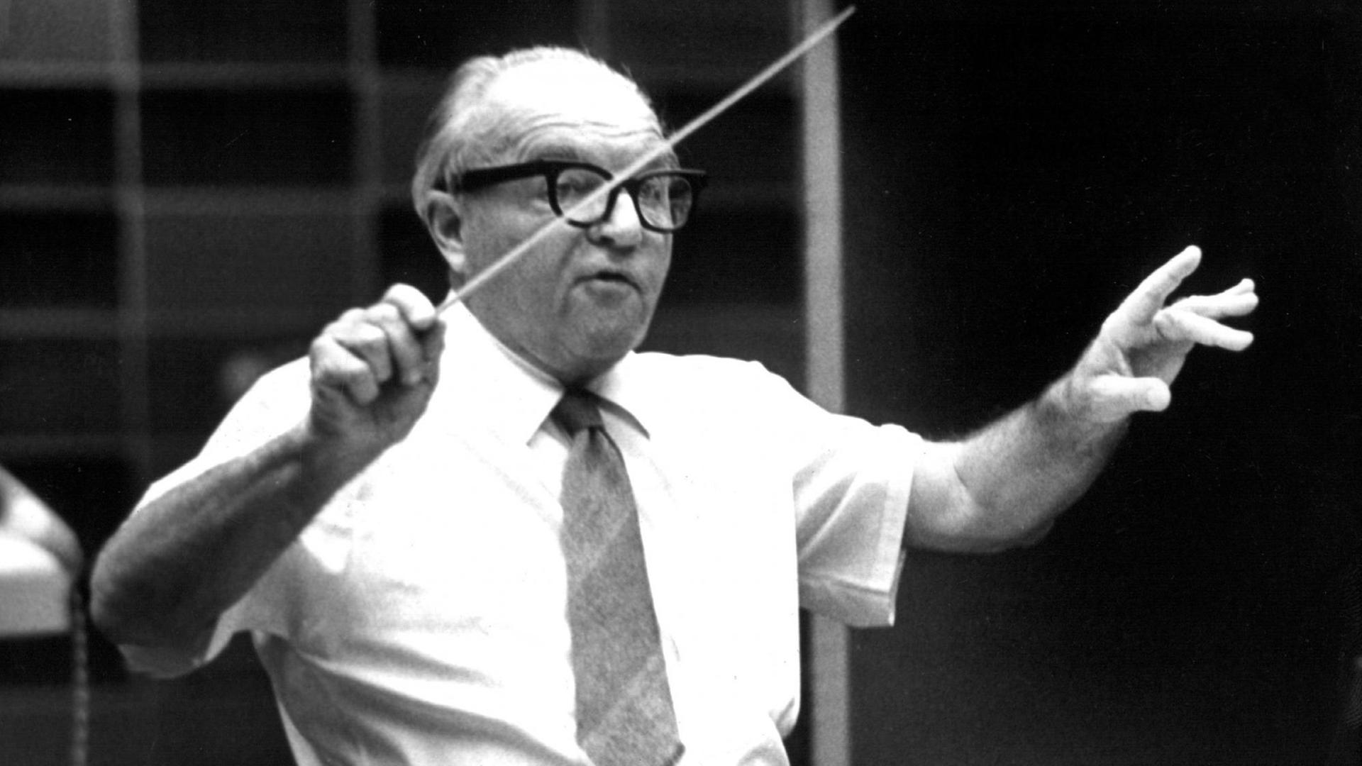 Der amerikanisch-österreichische Komponist und Musikschriftsteller Ernst Krenek als Dirigent in einer undatierten Aufnahme. Der amerikanisch-österreichische Komponist und Musikschriftsteller Ernst Krenek als Dirigent in einer undatierten Aufnahme.