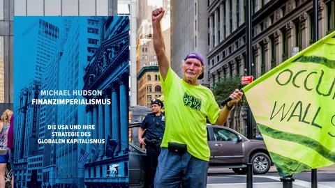 ccupy-Wall Street-Demonstrant in New York anlässlich des 6. Jahrestags der Besetzung der New Yorker Straßen um die Wall Street / Im Vordergrund das Cover von Michael Hudson Buch "Finanzimperialismus"