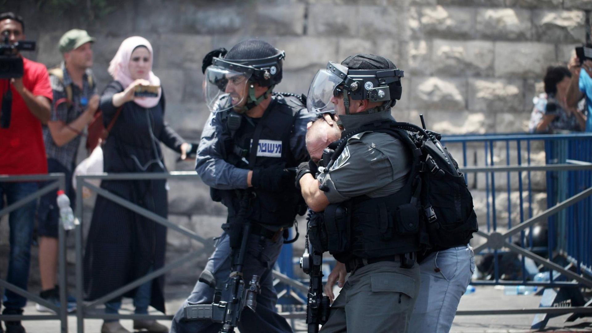 Israelische Sicherheitskräfte führen einen Palästinenser ab. Am Tempelberg in Jerusalem kam es zu Ausschreitungen wegen der Zugangskontrollen zum Tempelberg.