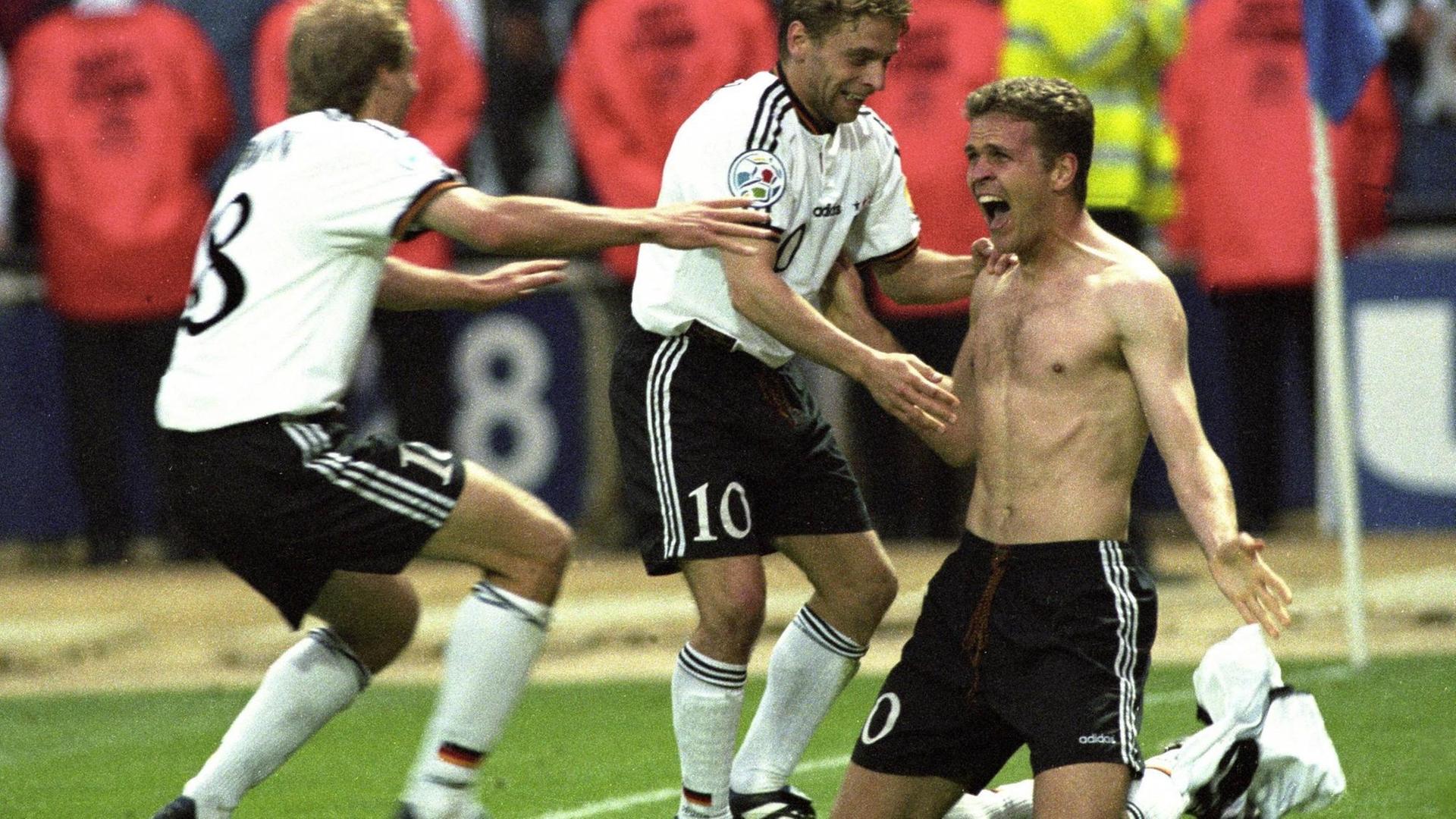 Oliver Bierhoff jubelt oben ohne zusammen mit Thomas Häßler und Jürgen Klinsmann. Oliver Bierhoff jubelt oben ohne zusammen mit Thomas Häßler und Jürgen Klinsmann.